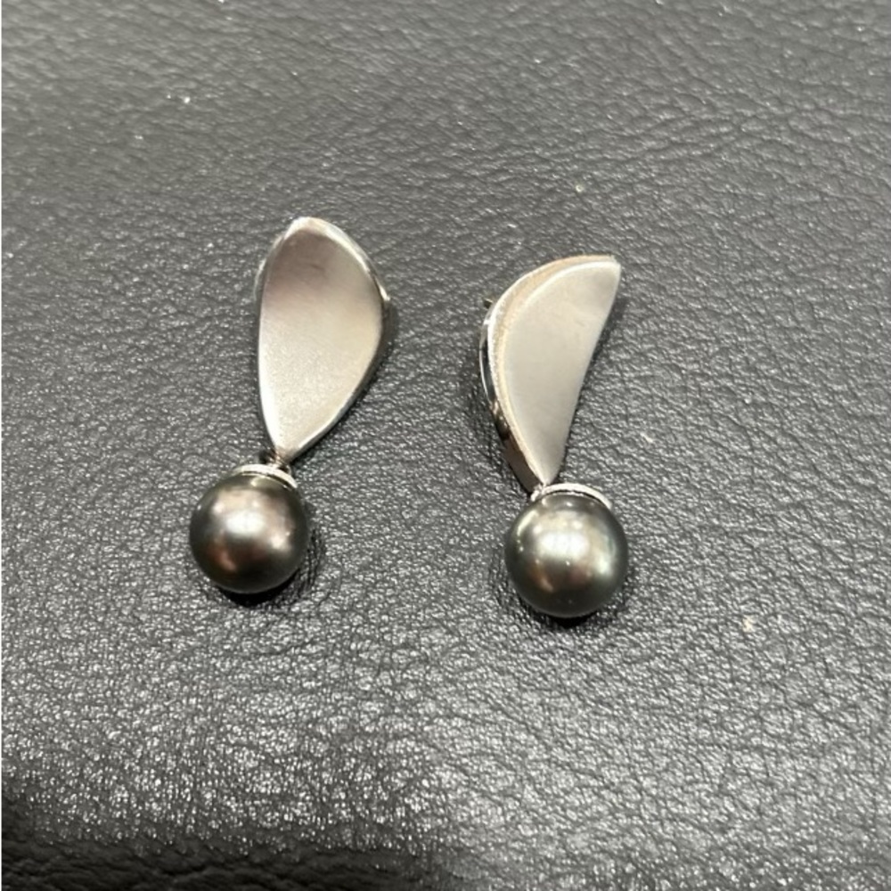 Tahitian black pearl 18k white gold earrings